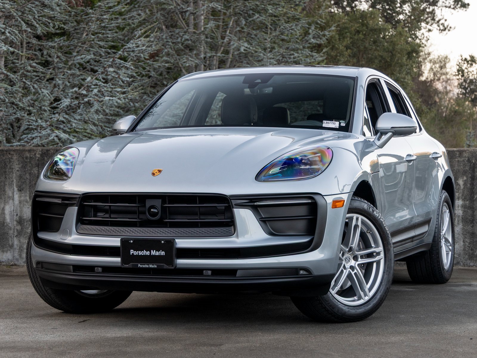 Certified 2025 Porsche Macan image 1