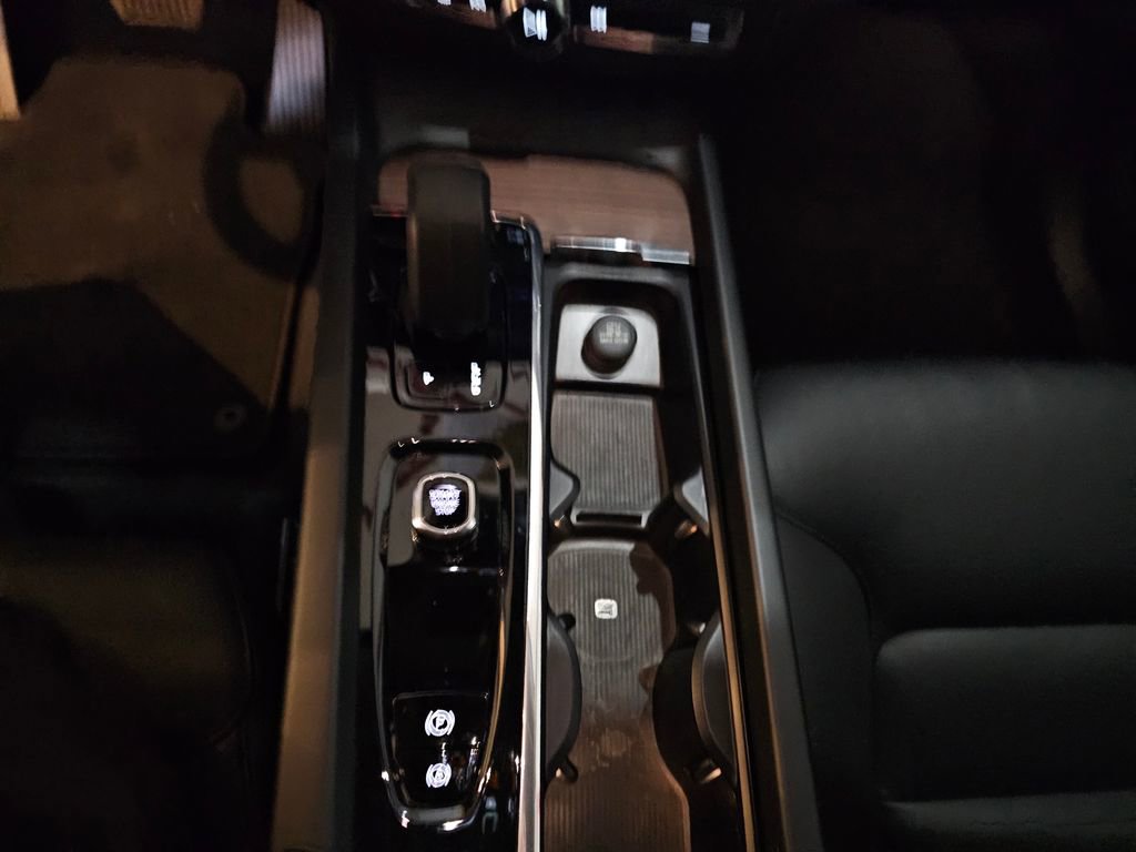 Certified 2023 Volvo XC60 B5 Plus AWD/4WD image 27
