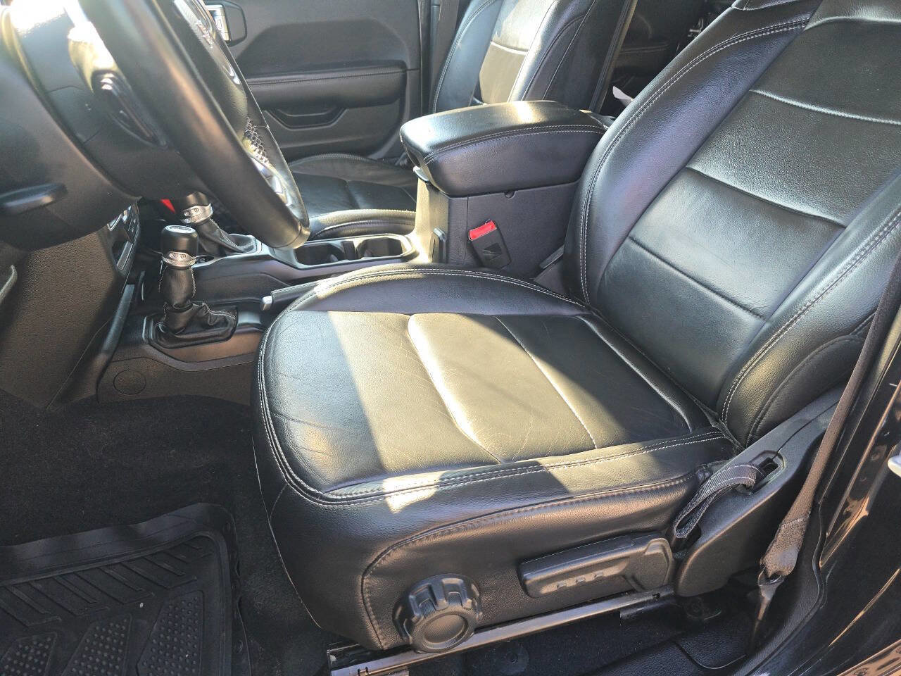 Used 2018 Jeep Wrangler Unlimited Sahara image 26