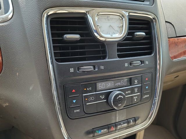 Used 2014 Chrysler Town & Country Touring-L image 29