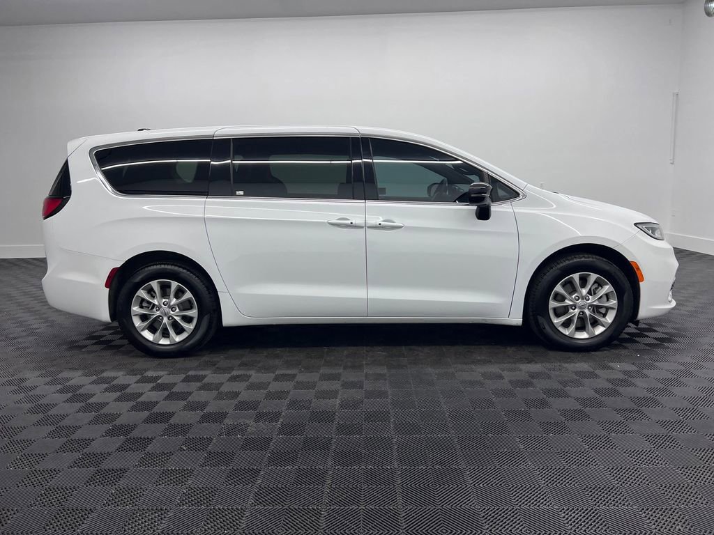 Used 2025 Chrysler Pacifica Select AWD/4WD image 8