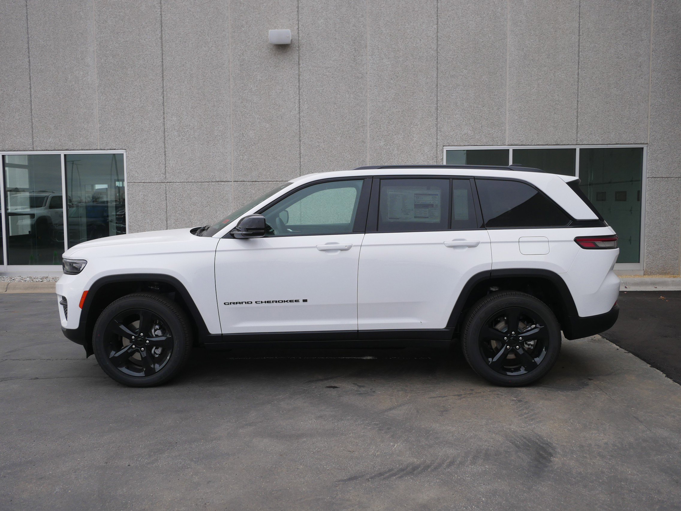 New 2025 Jeep Grand Cherokee Limited image 15