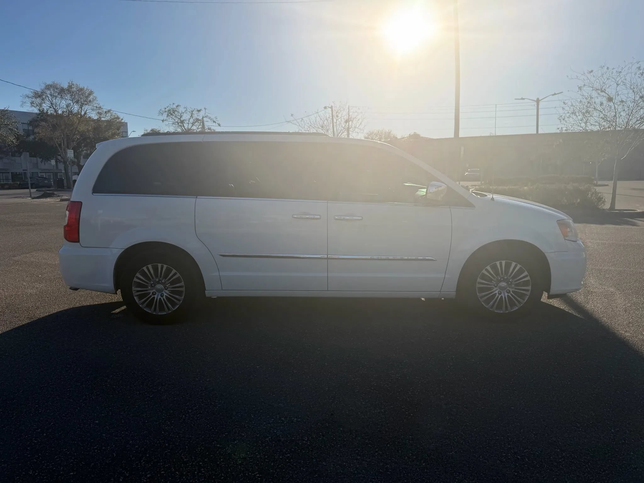 Used 2013 Chrysler Town & Country Touring-L w/ Driver Convenience Group FWD image 7