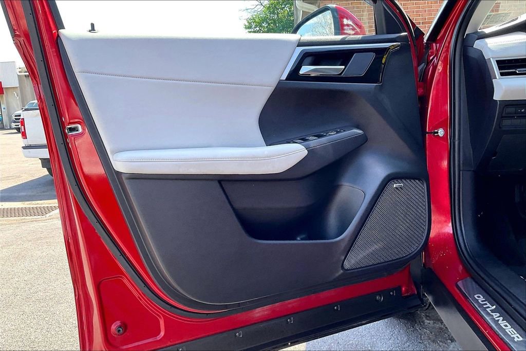 Used 2025 Mitsubishi Outlander SE image 22