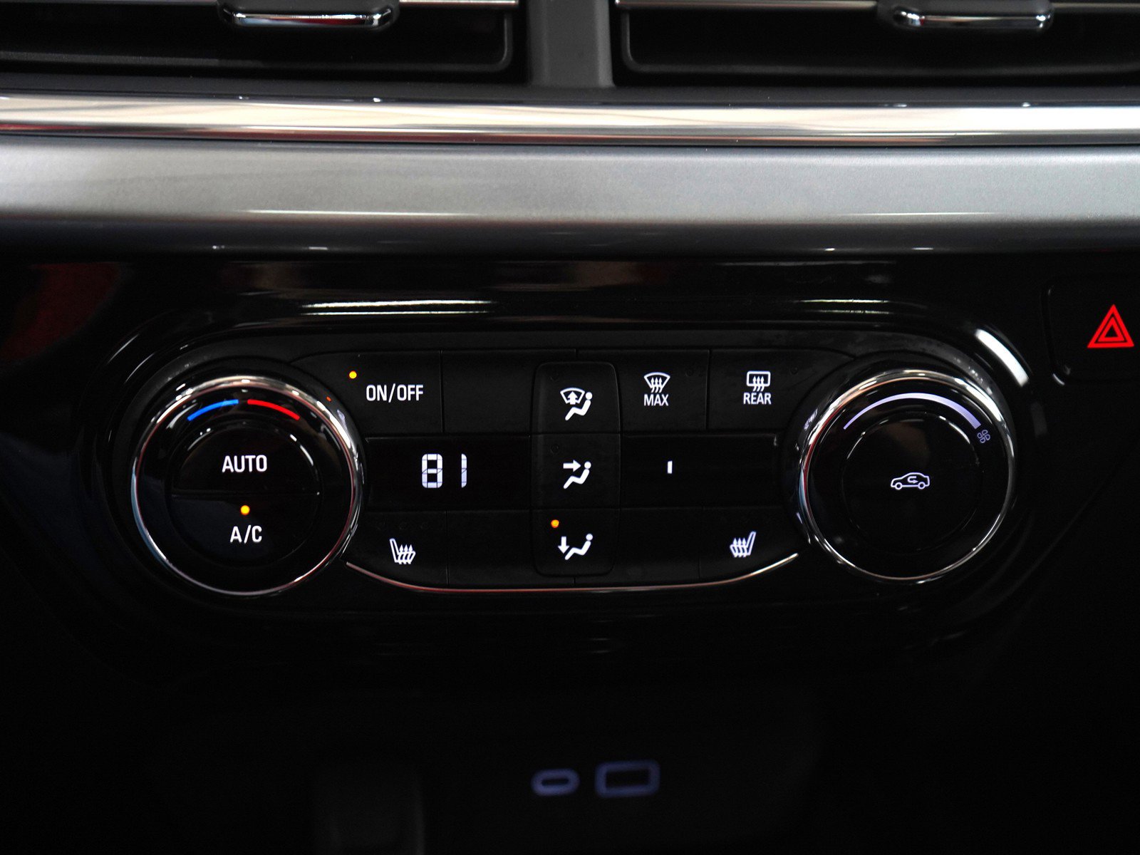 Used 2024 Chevrolet Trax LT w/ Sunroof Package image 22