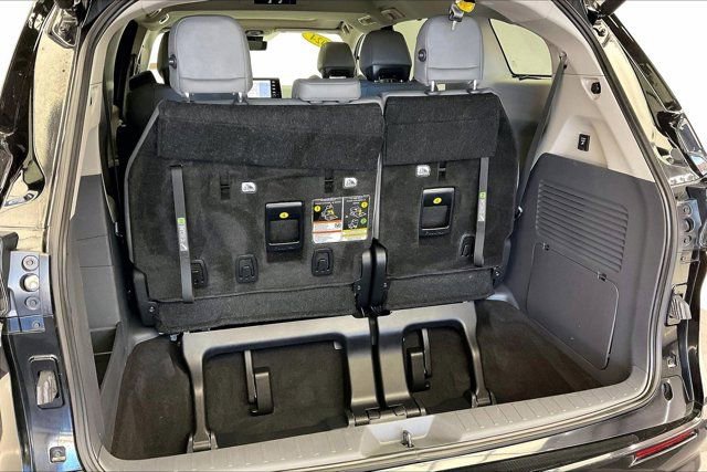 Used 2024 Toyota Sienna Limited image 28
