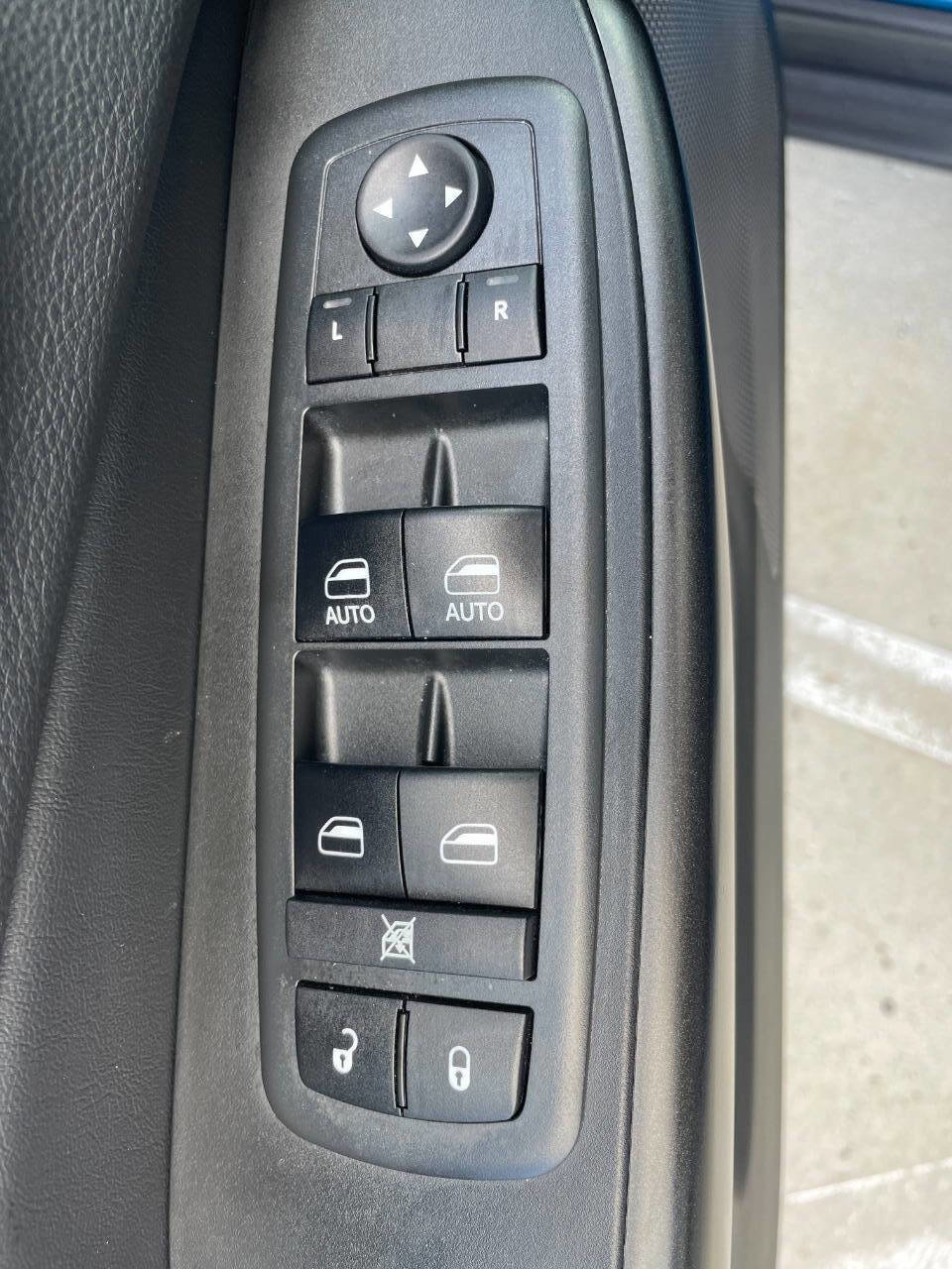 Used 2019 Jeep Cherokee Trailhawk w/ Cold Weather Group image 25