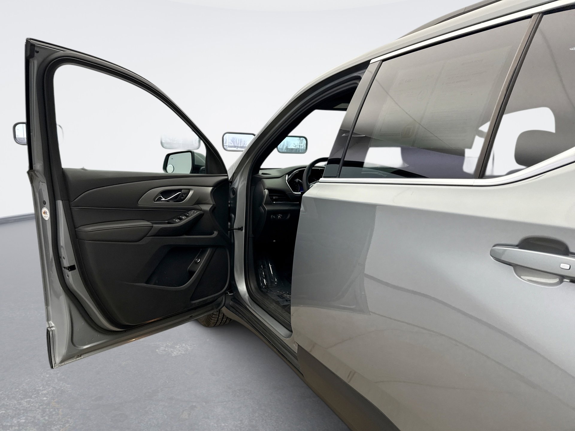 Used 2023 Chevrolet Traverse LT image 9