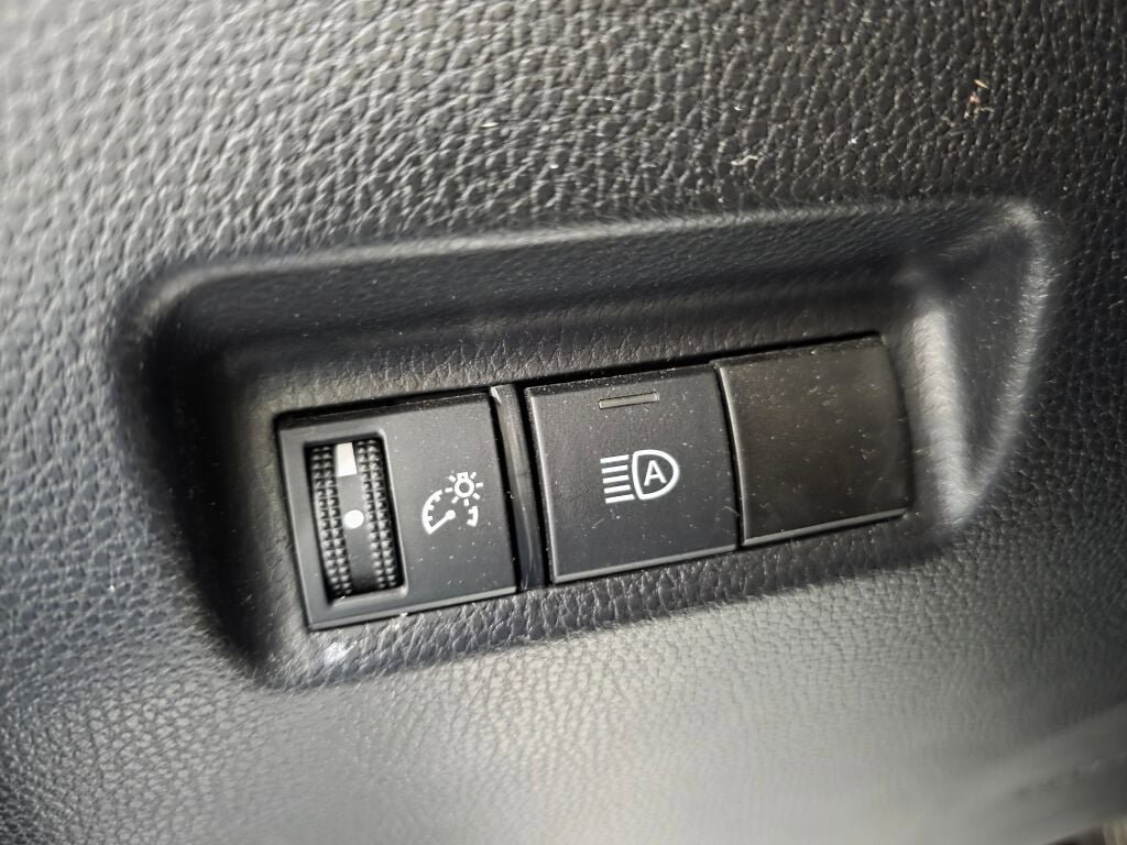 Used 2021 Toyota RAV4 LE AWD/4WD image 16