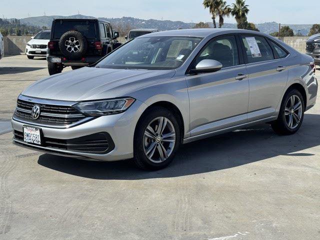 Used 2024 Volkswagen Jetta SE image 3