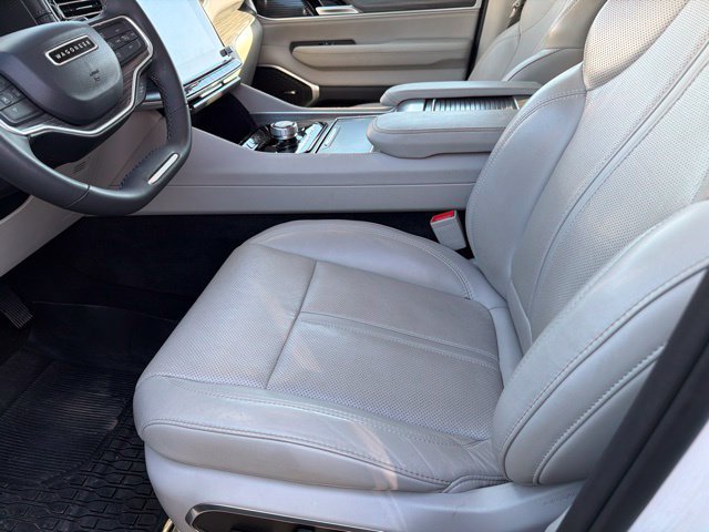 Used 2024 Jeep Wagoneer L Series II w/ Flexible Seating Group RWD image 3