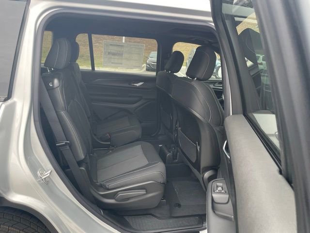 New 2025 Jeep Grand Cherokee L Laredo image 30