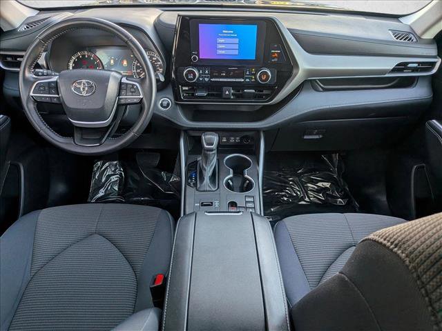 Used 2025 Toyota Highlander LE image 16