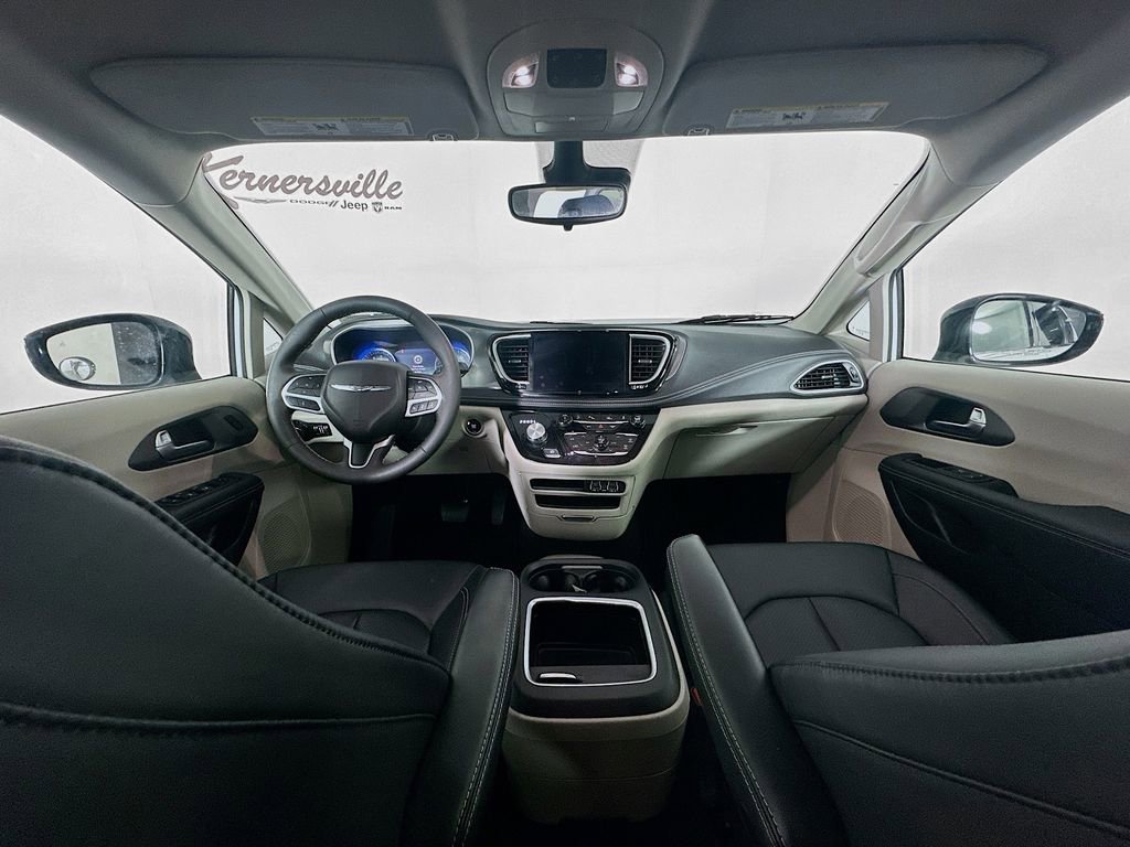 Used 2024 Chrysler Pacifica Touring-L AWD/4WD image 10