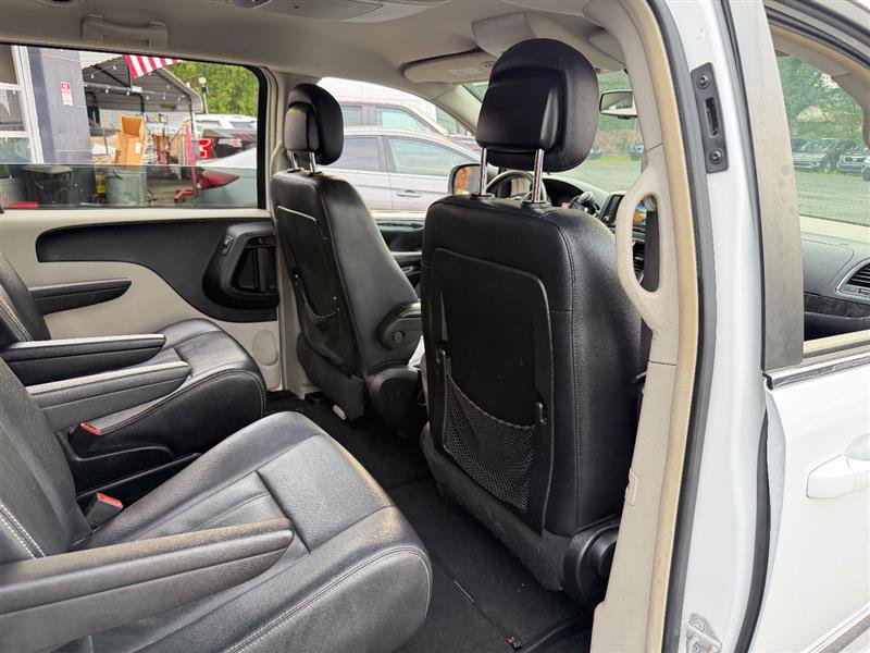 Used 2016 Chrysler Town & Country Touring FWD image 18