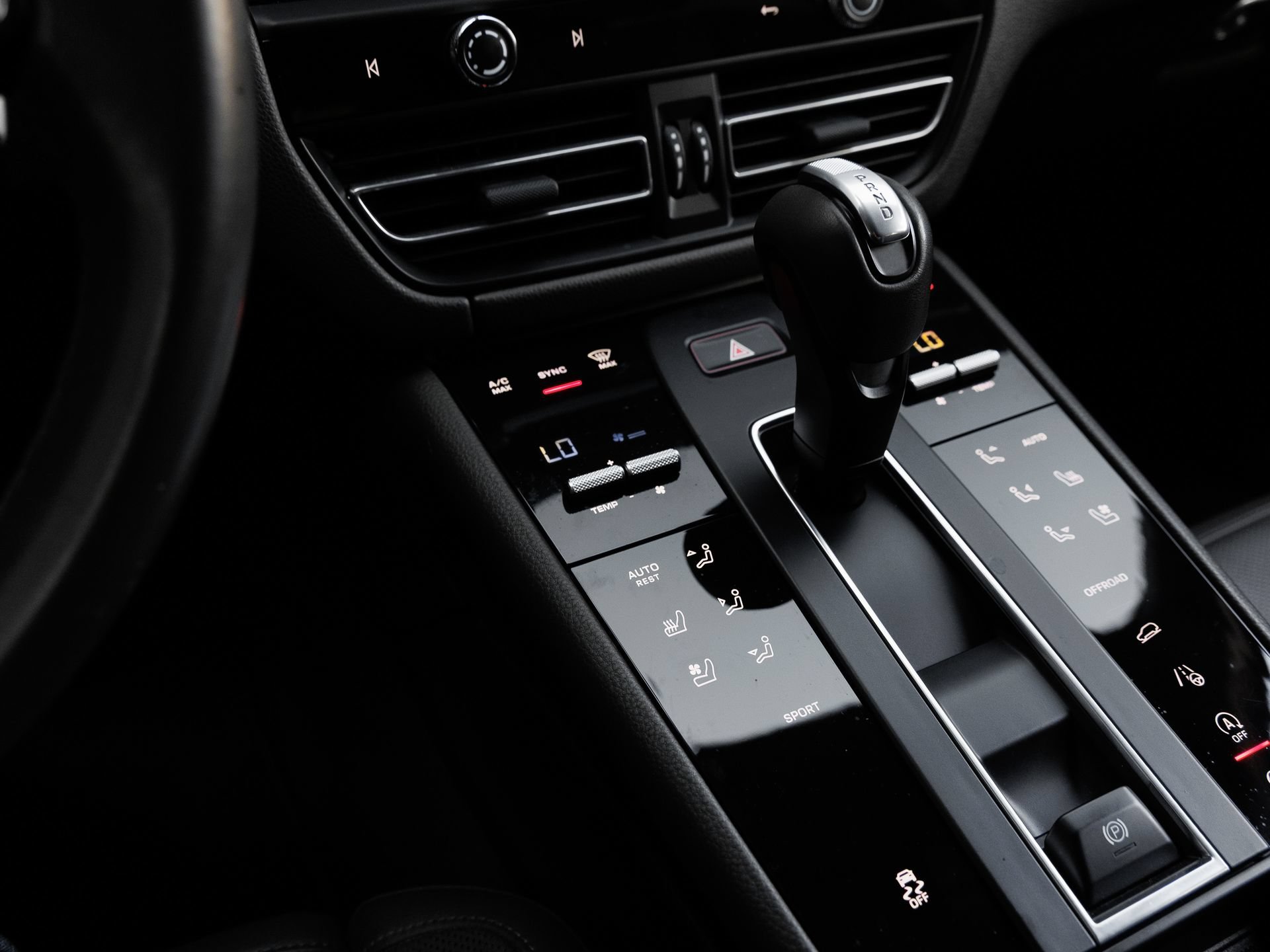 Certified 2022 Porsche Macan AWD/4WD image 21