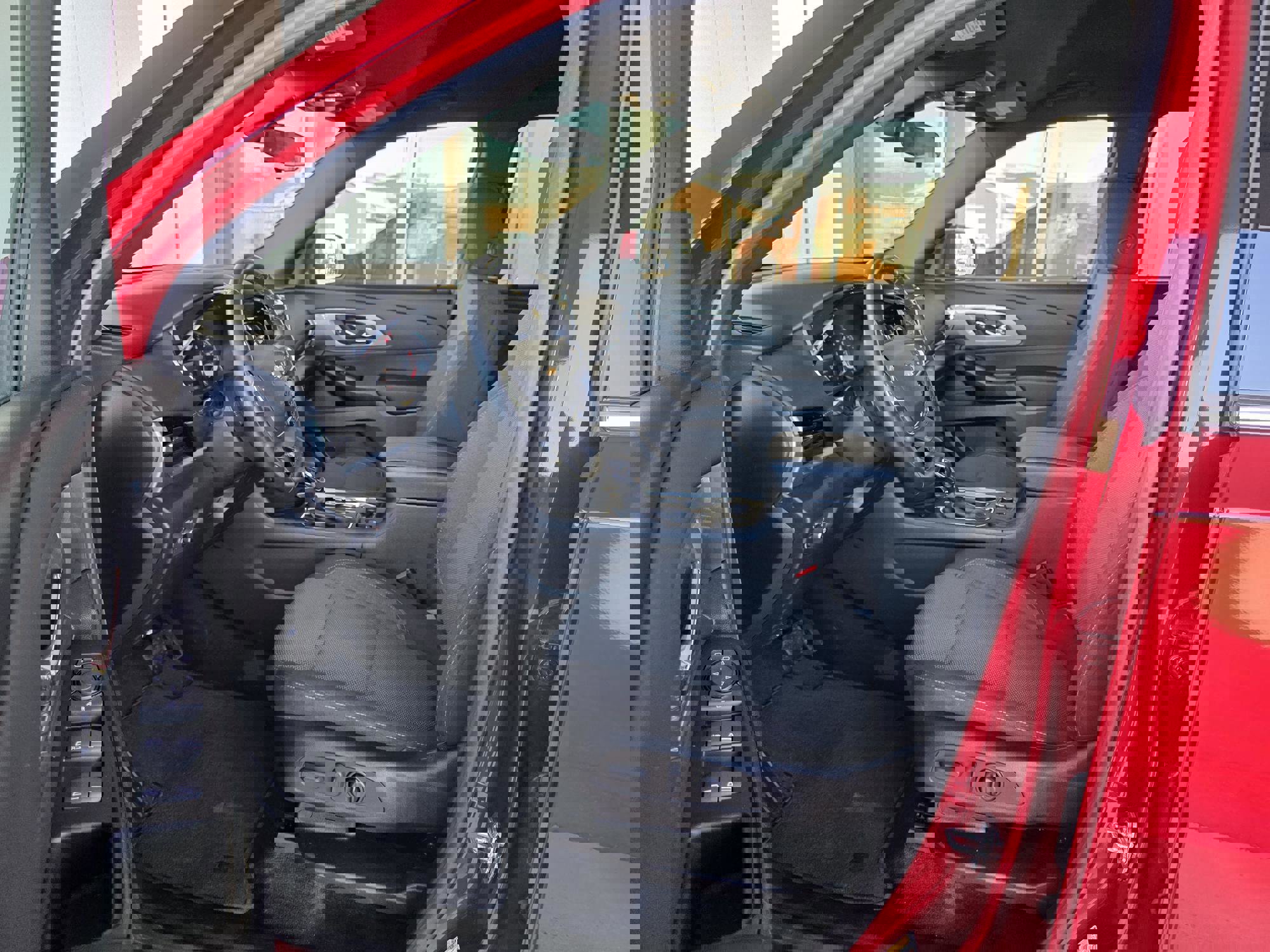 Used 2023 Chevrolet Traverse LT image 4