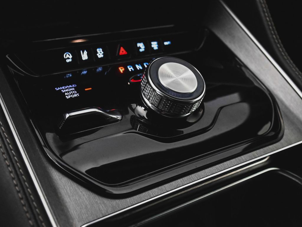 Used 2025 Jeep Wagoneer 4WD image 31