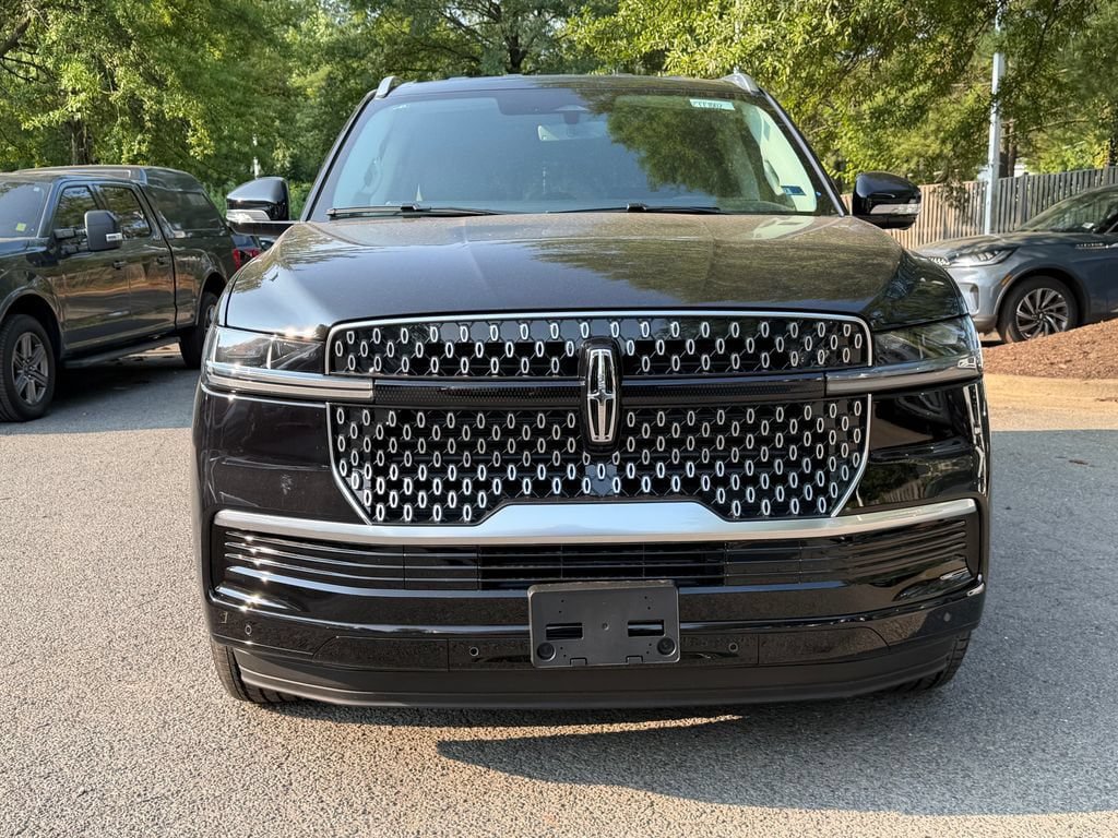 New 2027 Lincoln Navigator L Premier AWD/4WD image 2