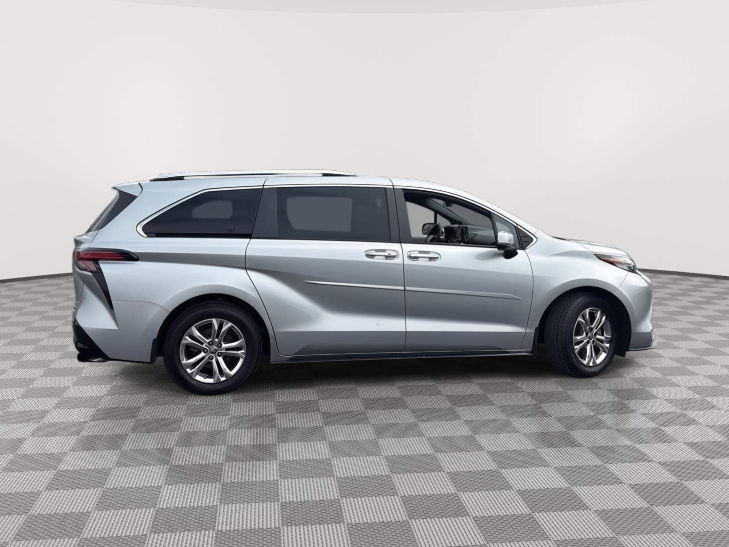 Used 2022 Toyota Sienna Platinum image 10