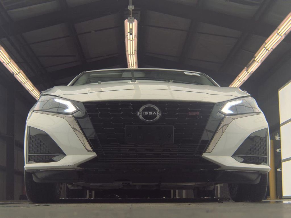 Used 2024 Nissan Altima 2.0 SR FWD image 3