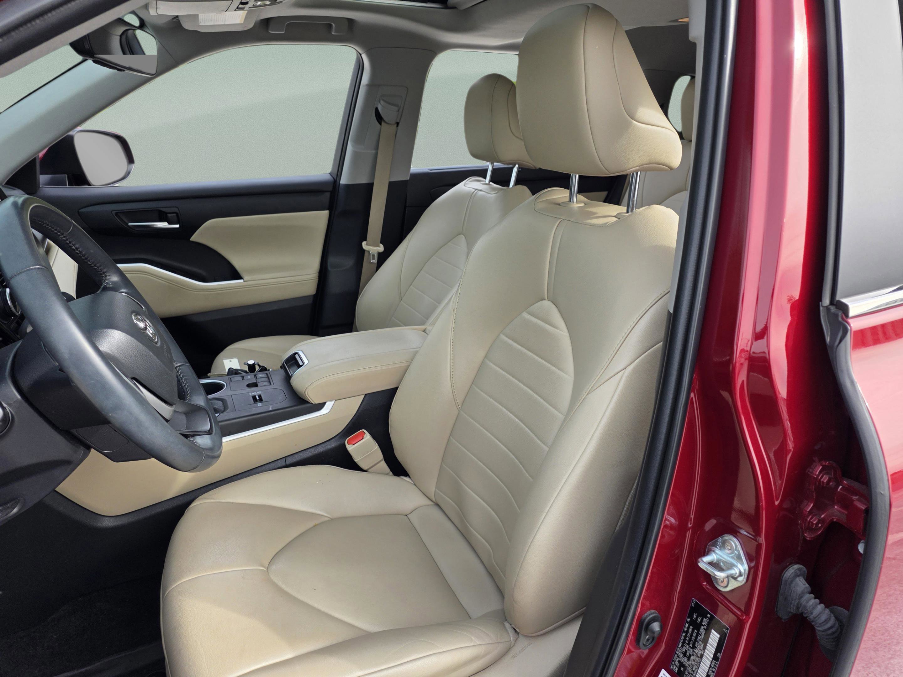 Used 2023 Toyota Highlander XLE image 11