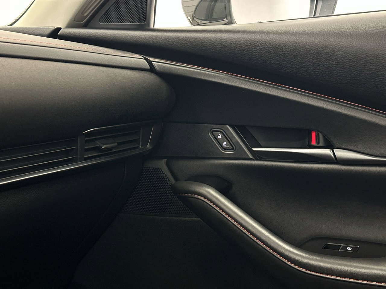 Used 2025 MAZDA CX-30 Carbon image 32