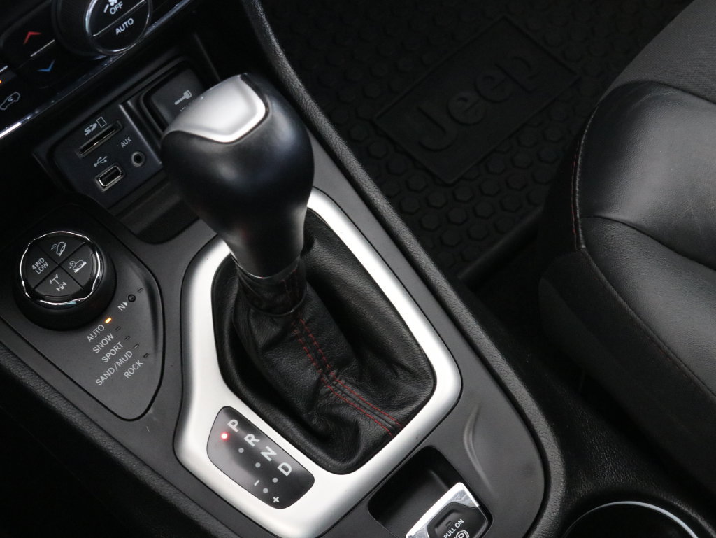 Used 2018 Jeep Cherokee Trailhawk AWD/4WD image 19