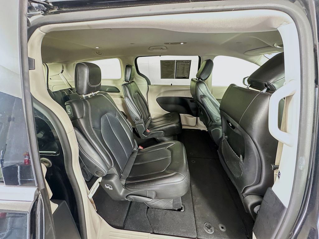 Used 2023 Chrysler Pacifica Touring-L image 26