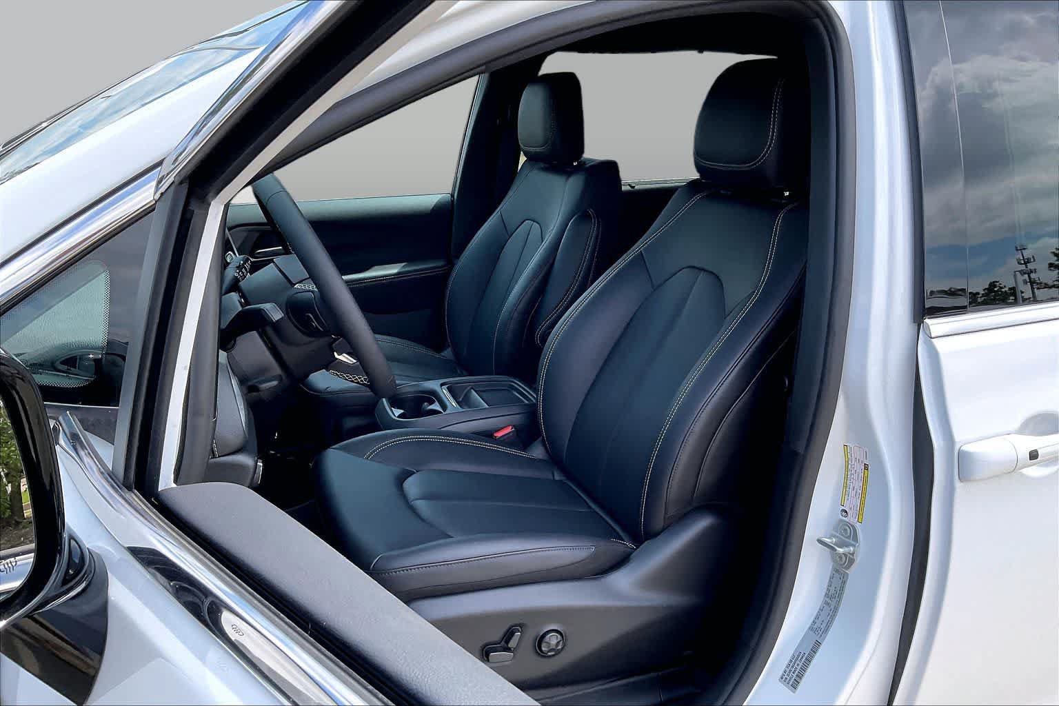 New 2027 Chrysler Pacifica Select FWD image 9