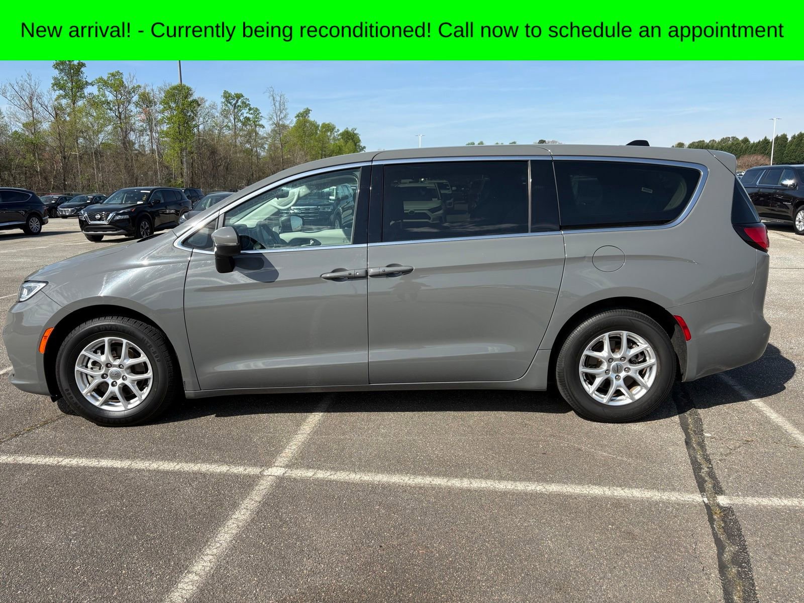 Used 2023 Chrysler Pacifica Touring-L image 9