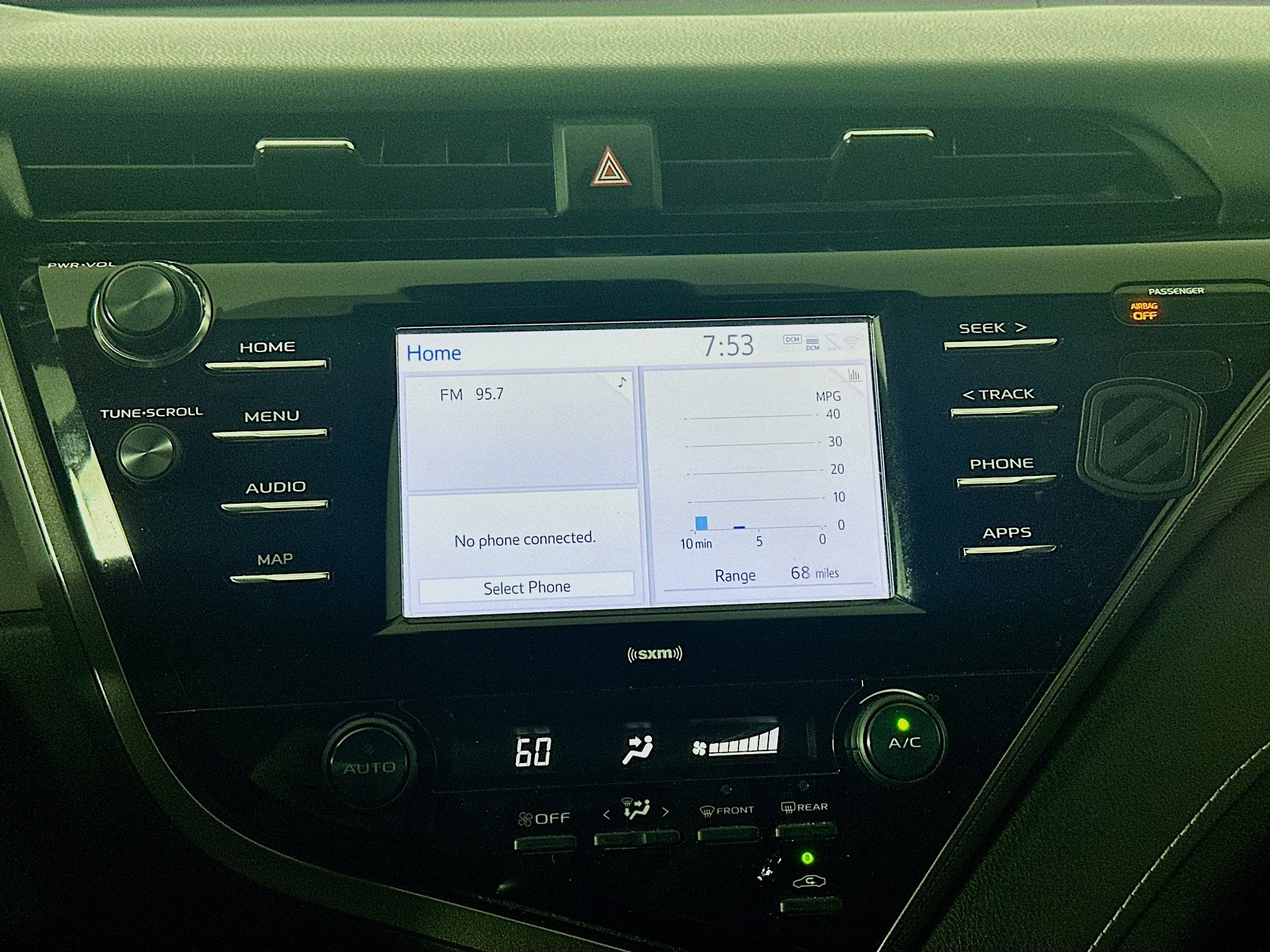 Used 2020 Toyota Camry SE FWD image 19