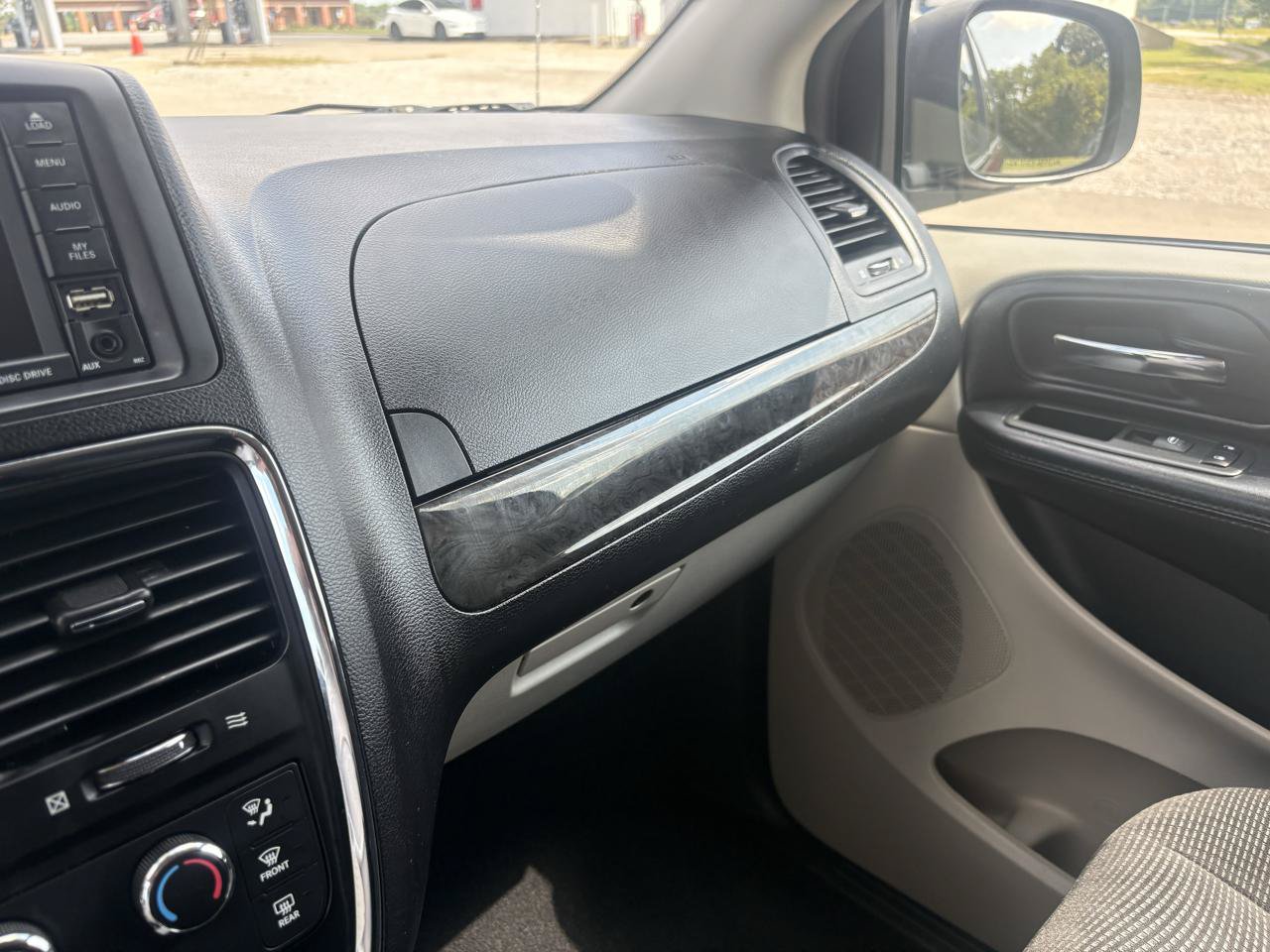 Used 2020 Dodge Grand Caravan SE FWD image 17