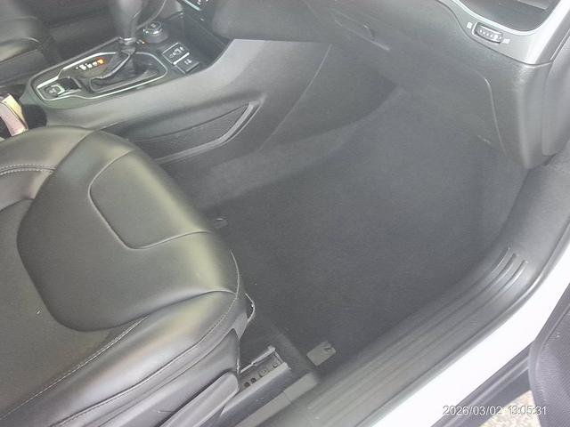 Used 2021 Jeep Cherokee Latitude Plus AWD/4WD image 17