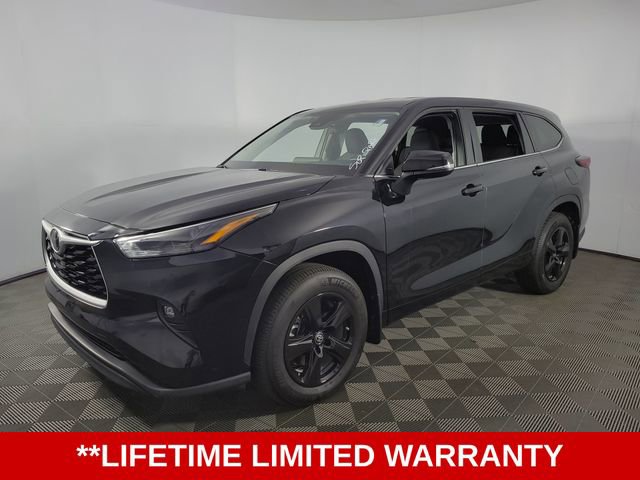 Used 2024 Toyota Highlander LE AWD/4WD image 3