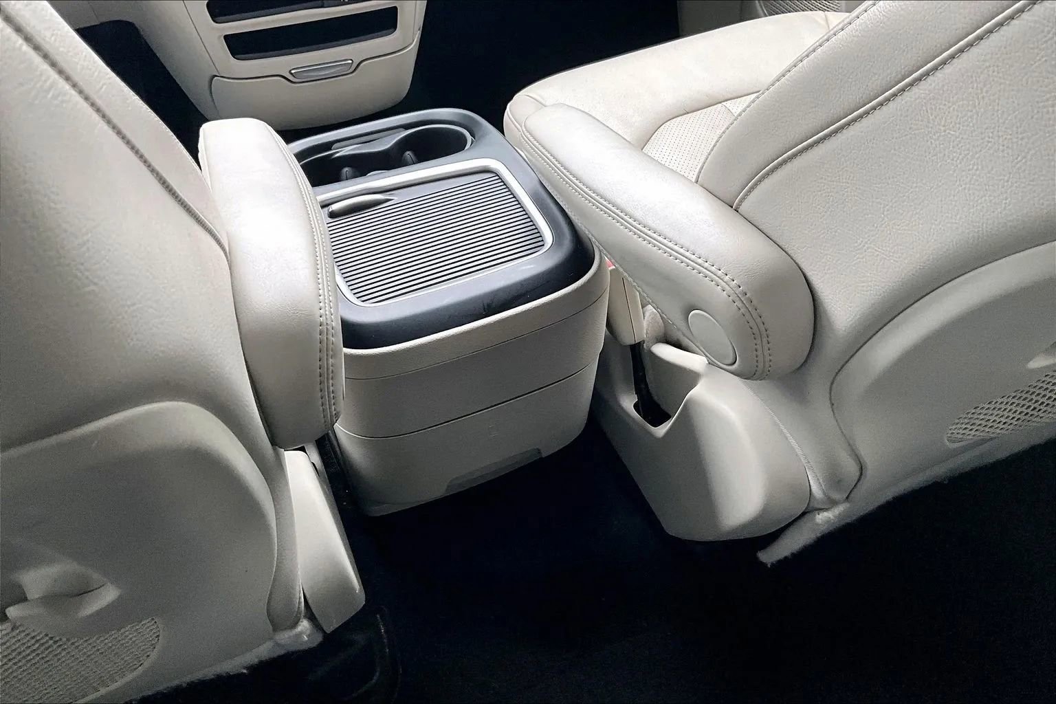 Used 2021 Chrysler Pacifica Touring-L image 30