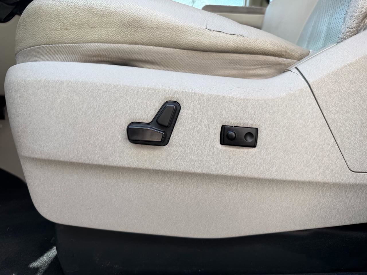 Used 2014 Chrysler Town & Country Touring-L w/ Driver Convenience Group image 17