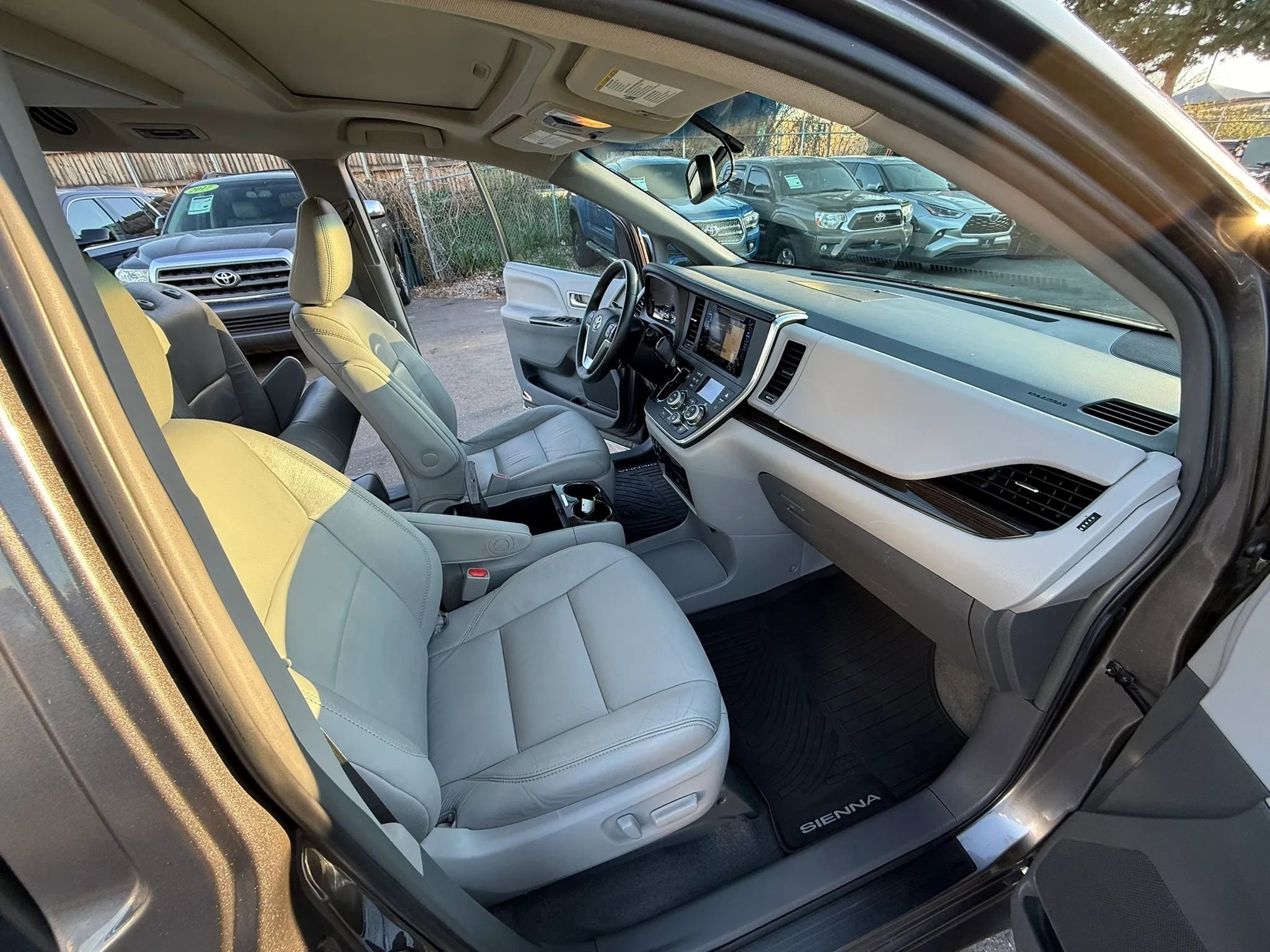 Used 2017 Toyota Sienna XLE Premium w/ Protection Package image 22