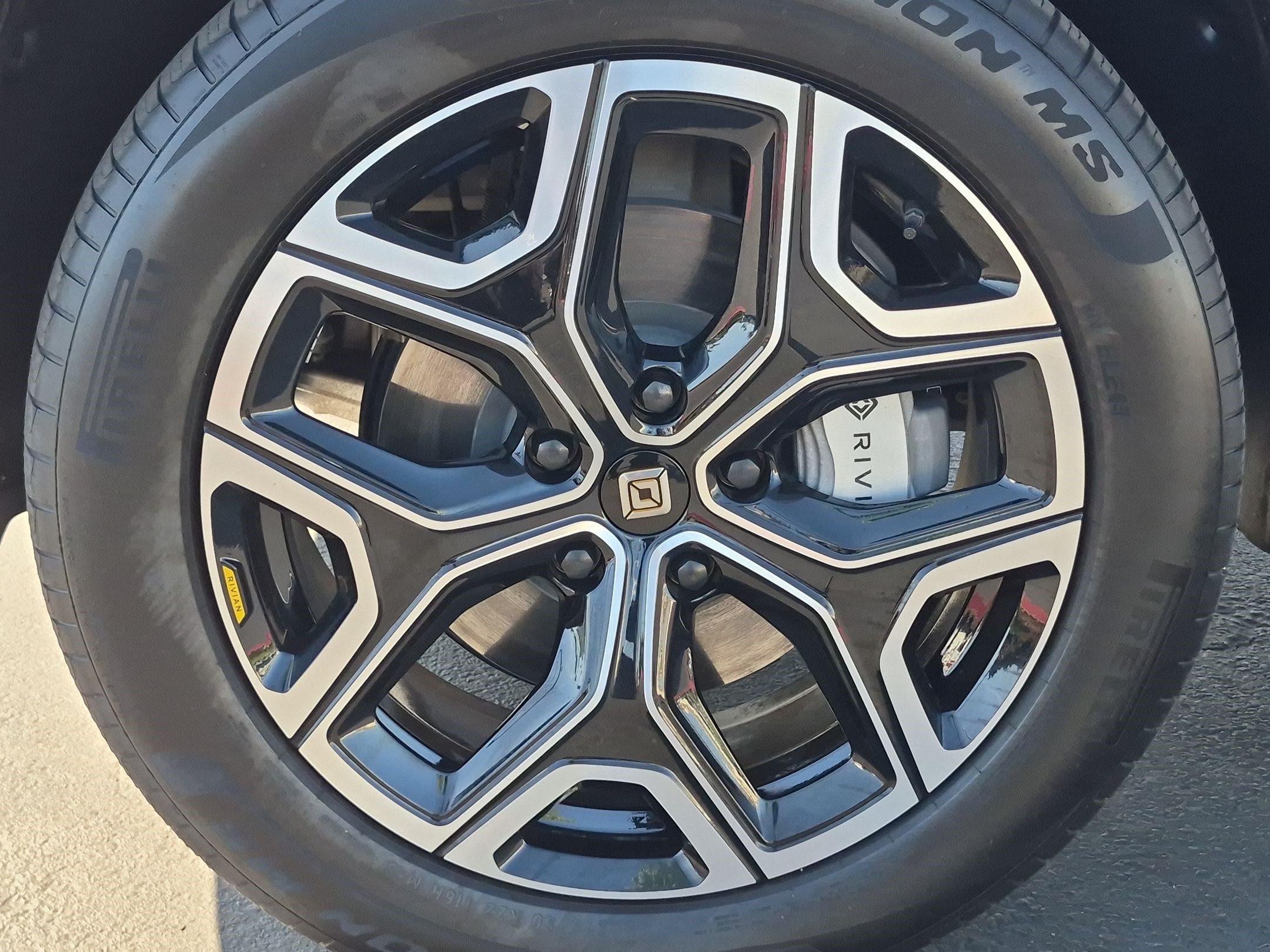 Used 2025 Rivian R1S Adventure Dual AWD/4WD image 13