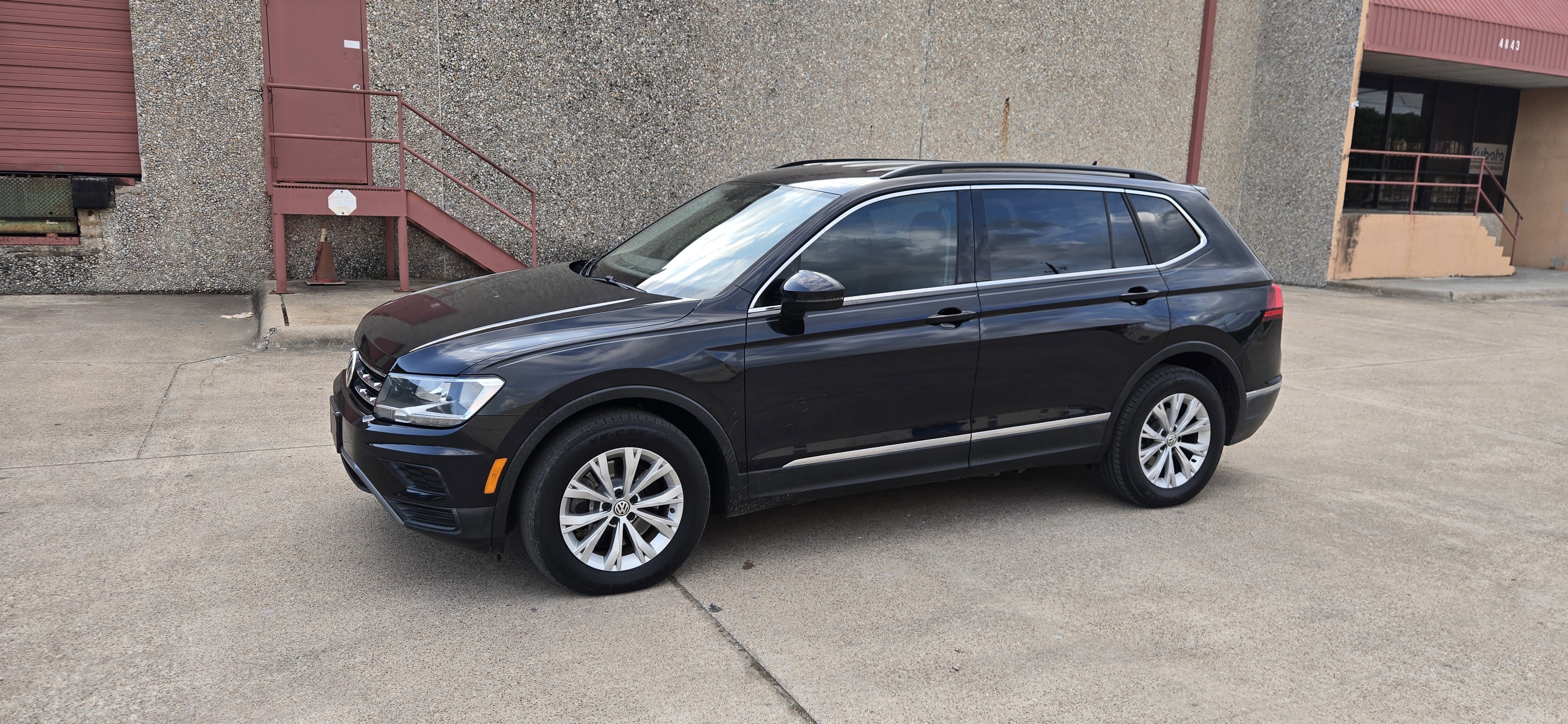 Used 2018 Volkswagen Tiguan SEL image 1