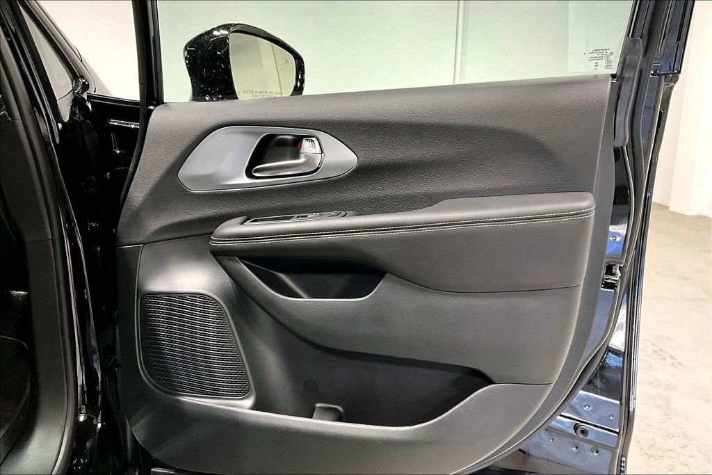 New 2026 Chrysler Pacifica Limited w/ S Appearance Package image 11