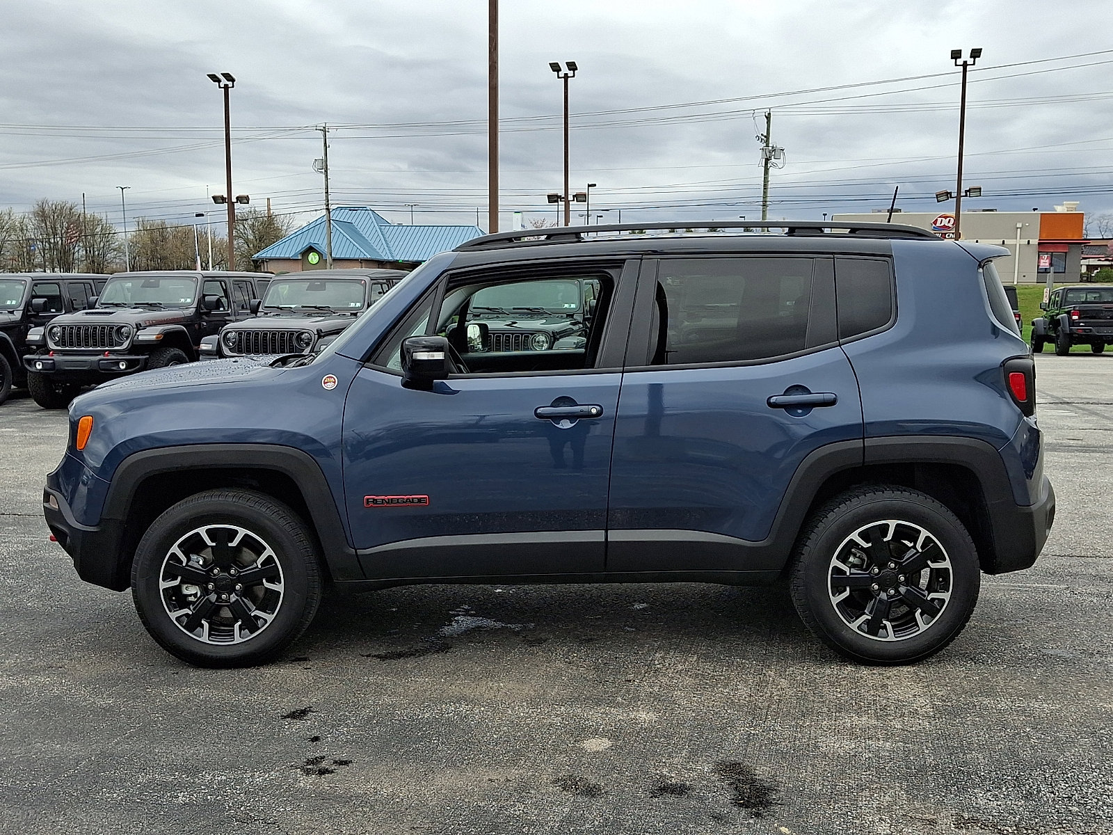 Used 2023 Jeep Renegade Trailhawk image 5