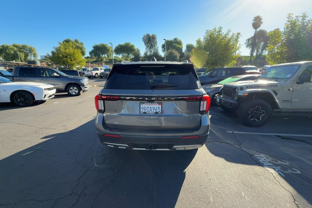 Used 2025 Ford Explorer Active w/ Active Comfort Package RWD image 7