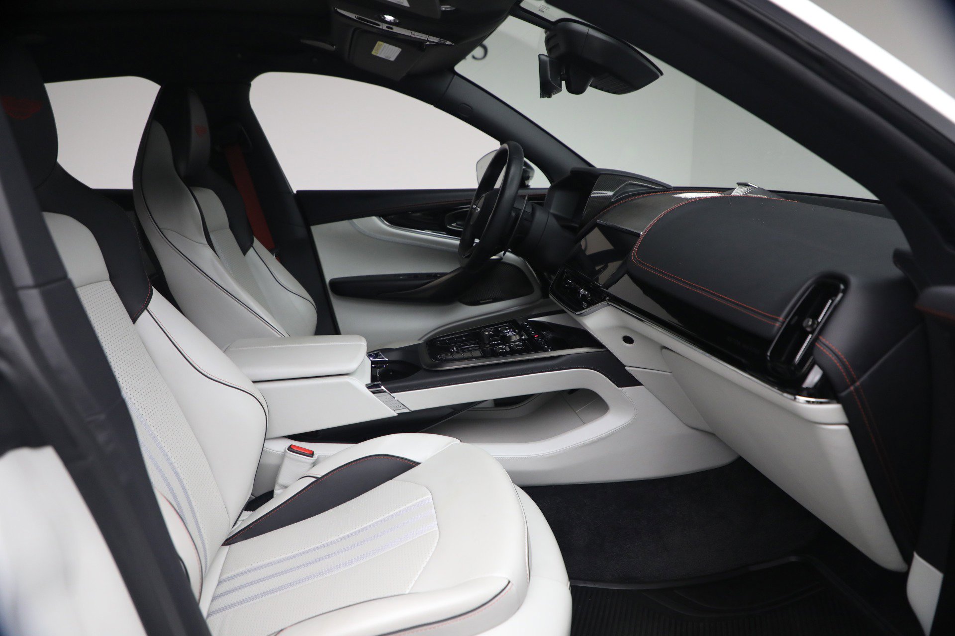 Used 2025 Aston Martin DBX 707 image 22