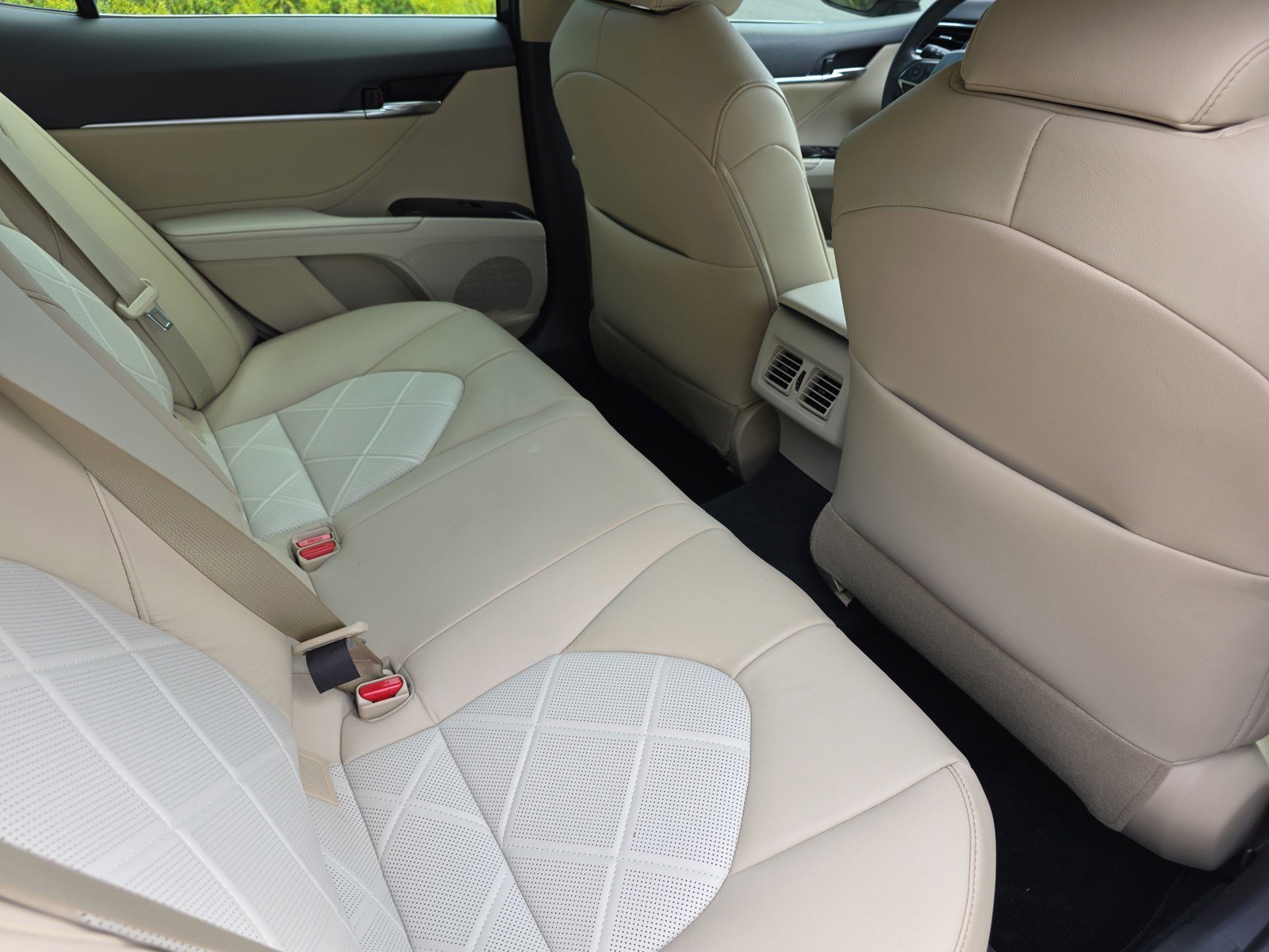 Used 2018 Toyota Camry XLE FWD image 13