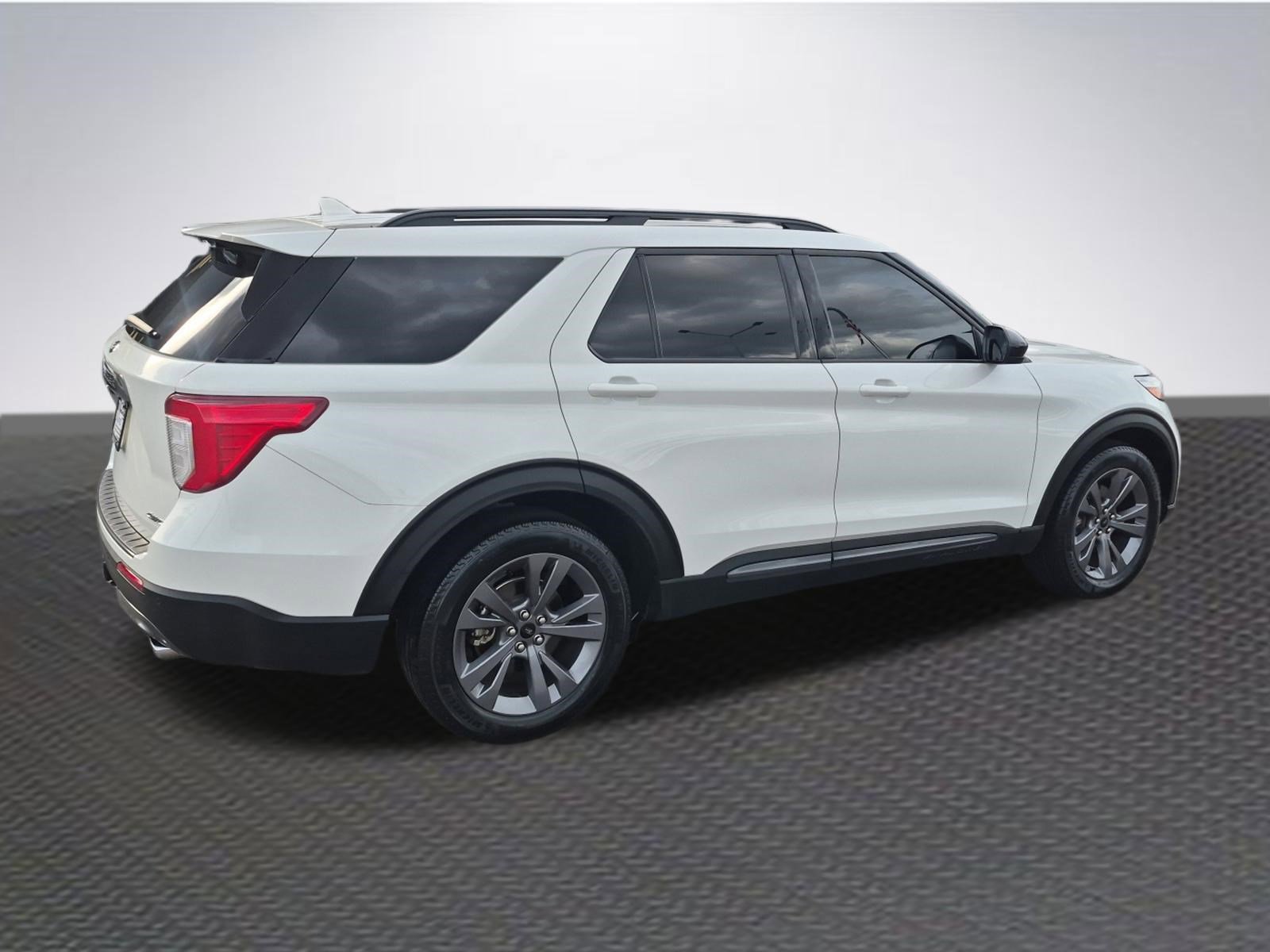 Certified 2023 Ford Explorer XLT w/ Equipment Group 202A AWD/4WD image 4