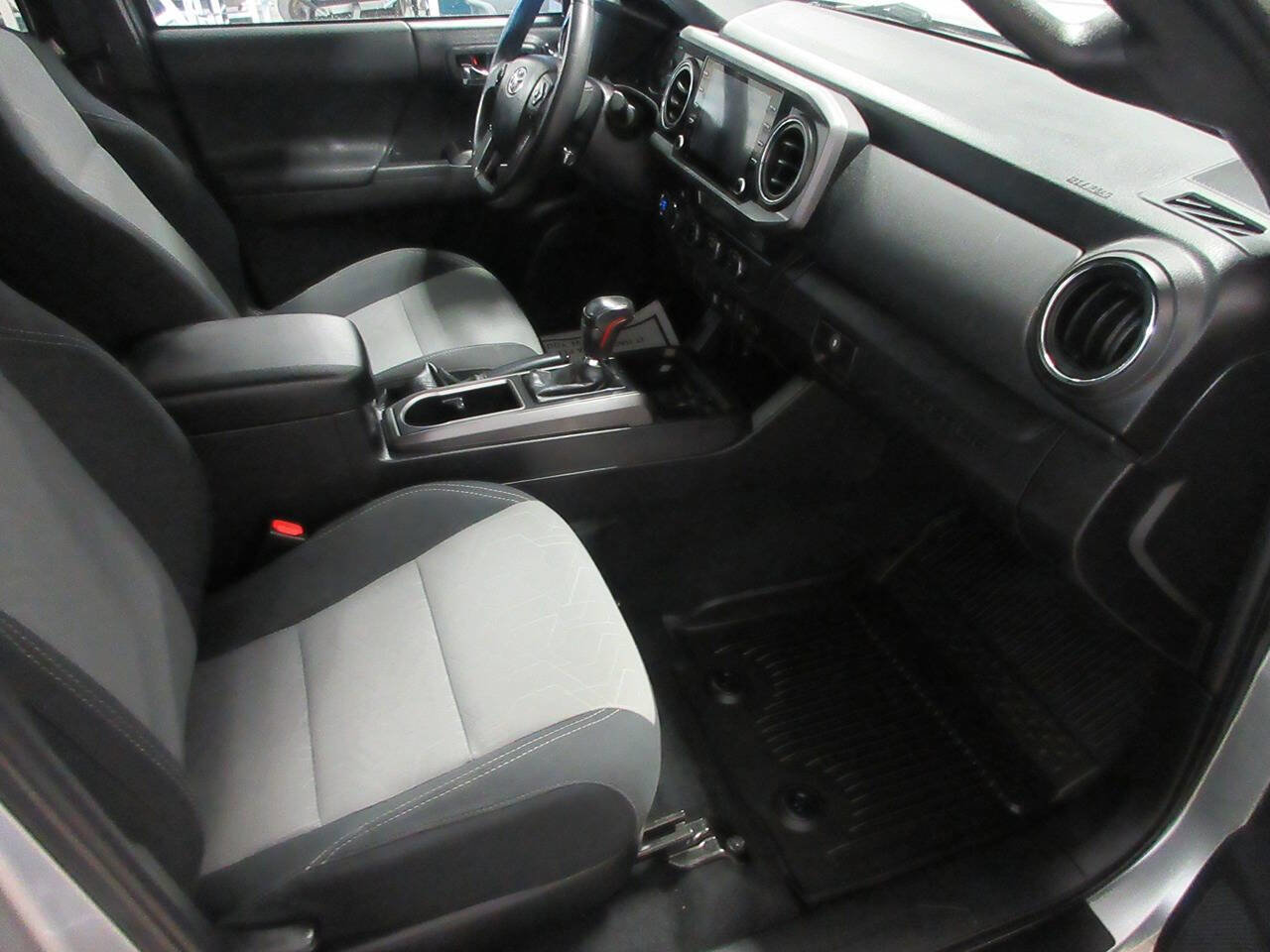 Used 2022 Toyota Tacoma TRD Off-Road AWD/4WD image 9