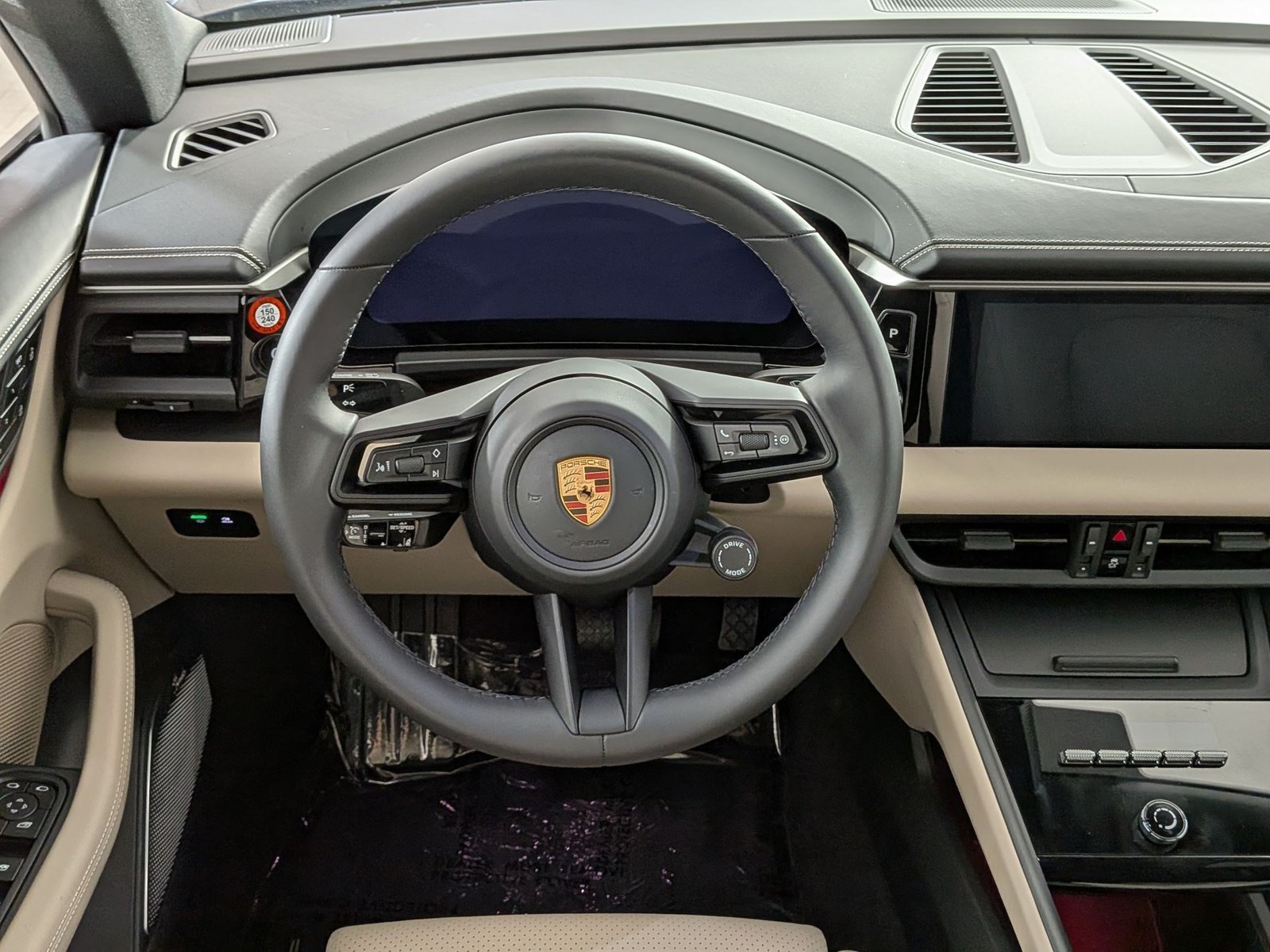 Certified 2025 Porsche Macan Electric RWD image 13