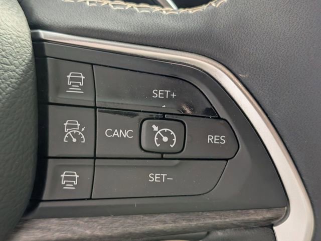 Used 2024 Jeep Grand Cherokee Limited AWD/4WD image 17