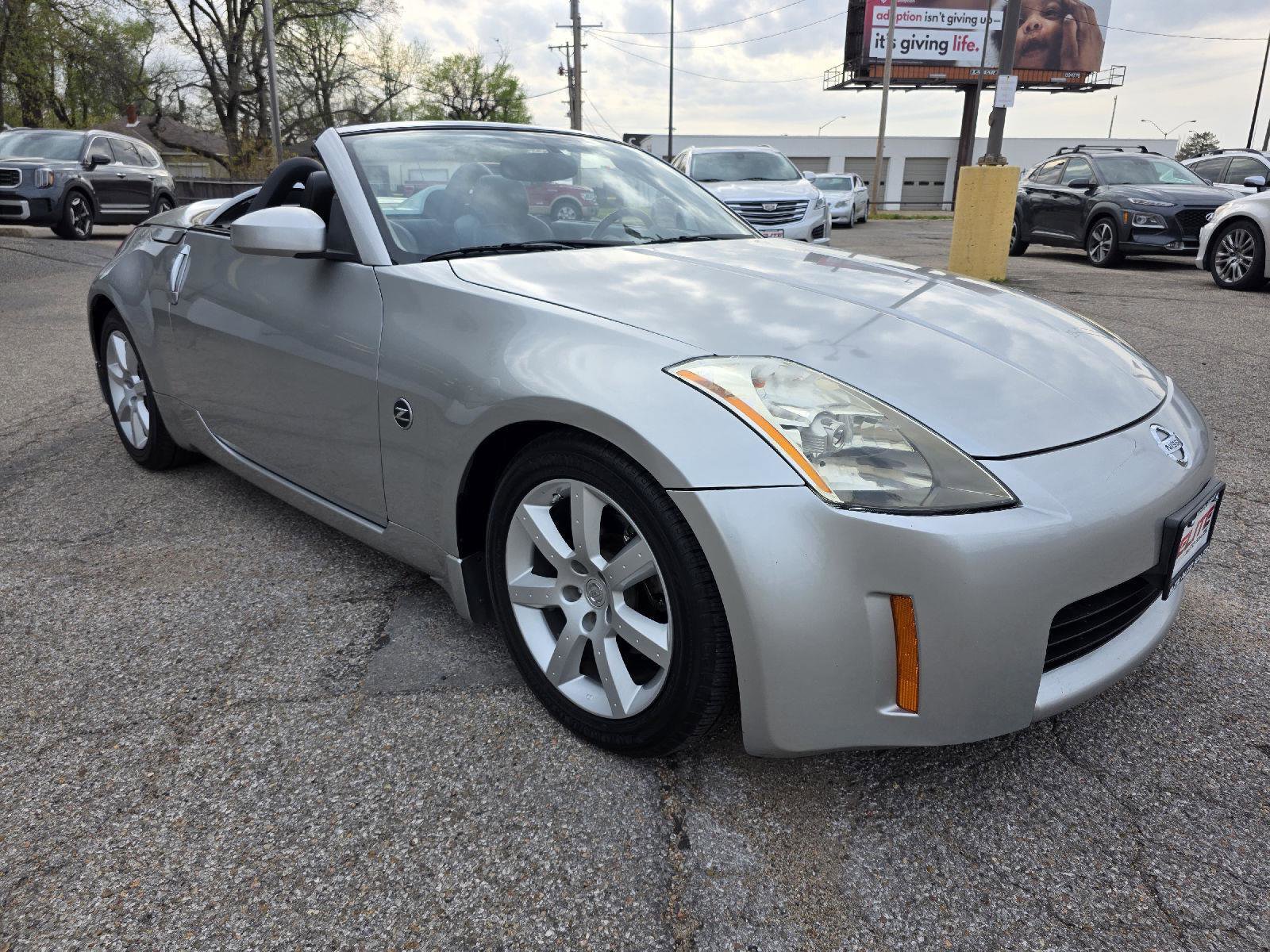 Used 2005 Nissan 350Z Touring RWD image 3